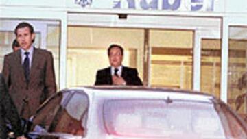 <B>PENDIENTES DEL DELANTERO</B>. Valdano y Florentino Pérez llegaron a primera hora de la tarde a la clínica para interesarse por el delantero.