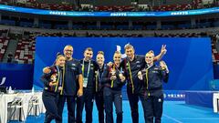 Las integrantes del equipo español de gimnasia artística posan con la medalla de bronce lograda en la prueba por equipos de los Mundiales de Chengdu.