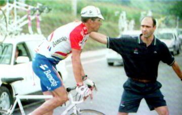 20/09/96 Con Pedro López, mecánico de Banesto, que lo acompañó al hotel. Estas fueron las últimas pedaladas de Miguel Indurain.
