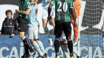 <b>DESPEJE DE FALCÓN. </b>El portero del Celta emplea los puños para desviar una jugada cuando el Betis asediaba a los vigueses.