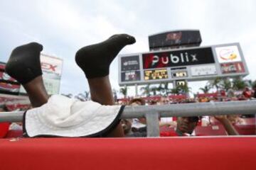 Aqu¨ª la definici¨®n gr¨¢fica de como puso Mariota el Raymond James Stadium de Tampa: PATAS ARRIBA.