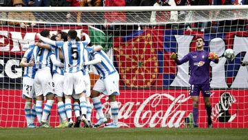 Los jugadores de la Real Sociedad celebran el gol del delantero Mikel Oyarzabal ante Osasuna, durante el partido correspondiente a la decimoctava jornada de Laliga Santander disputada este domingo en el Estadio El Sadar.