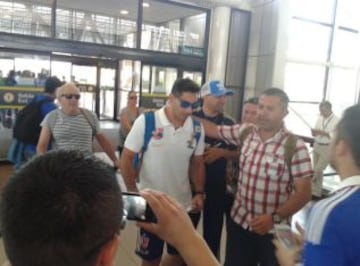 Herrera es saludado por los hinchas en el aeropuerto de Santiago.