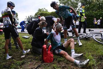 Las ca¨ªdas han sido protagonistas de la primera etapa del Tour de Francia 2021, una de ellas por culpa de una pancarta de una espectadora. El corredor de Jumbo-Visma, Tony Martin, choc¨® con una espectadora que sosten¨ªa un cartel, lo que provoc¨® que numerosos corredores se fueran al suelo. La segunda ca¨ªda fue a 5 km de la meta cuando un corredor se fue al lateral provocando que varios corredores salieran catapultados.