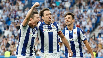 SAN SEBASTIÁN, 18/05/2025.- El delantero de la Real Sociedad Arkaitz Mariezkurrena (i) celebra su gol durante el partido de LaLiga entre la Real Sociedad y el Girona, este domingo en el estadio Reale Arena. EFE/ Javier Etxezarreta