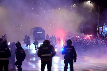 Bufandas al aire, el humo de las bengalas y el autobs del Real Madrid y el del Atltico avanzan entre la niebla... Las aficiones recibieron de esta manera a sus  equipos.