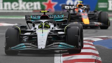 Lewis Hamilton pilota por delante de Pérez en la carrera del GP de México.