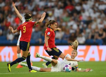 Leah Williamson con Patri Guijarro.