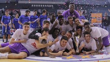 El Real Madrid júnior con el trofeo de campeón del XX Torneo Internacional Junior Ciudad de Santa Cruz de Tenerife.