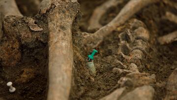 Excavación de la fosa común. A 04 de mayo de 2023, en Víznar, Granada (Andalucía, España). Inicio de la tercera campaña de exhumaciones de víctimas del franquismo en el barranco de Víznar. El equipo interdisciplinar liderado por la Universidad de Granada (UGR) lleva a cabo una nueva fase de excavación y exhumación de fosas comunes en el barranco de Víznar para localizar al mayor número posible de víctimas del franquismo asesinadas entre julio y diciembre de 1936 en este entorno, después de que en la pasada campaña se lograran recuperar los restos de 49 represaliados, de las cuales 20 han sido identificadas como mujeres.
04 MAYO 2023
Álex Cámara / Europa Press
04/05/2023