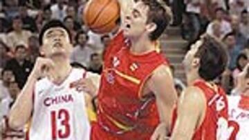 <b>IMPARABLE. </b>Yao Ming contempla uno de los mates de Gasol.