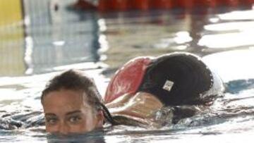 Mireia, ayer, saliendo de la piscina despu&eacute;s de haber batido su tercer r&eacute;cord del mundo de la temporada; en esta ocasi&oacute;n en los 1.500 libre.