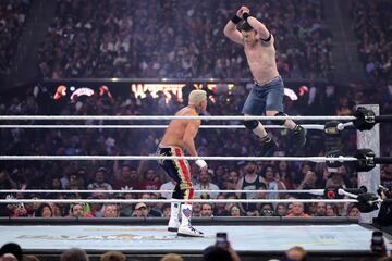 En un giro inesperado, "El Marine" estaba pr¨¢cticamente vencido, pero dio un golpe bajo a Rhodes terminando con la victoria y quedando como nuevo campe¨®n Indiscutido de la WWE.