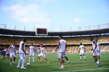 Colombia debuta en las Eliminatorias ante Perú. Ambiente de fiesta y de carnaval en El Metropolitano.