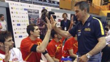 El seleccionador Manolo Cadenas saluda a Montoro en su primer encuentro al frente de la Selección.