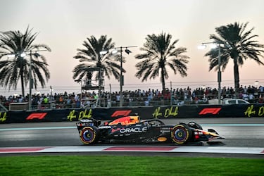 Max Verstappen lidera la carrera con distaqncia sobre sus competidores. Ser primero no fue suficiente para el piloto holandés y se quedó a dos puntos de remontar a Norris.