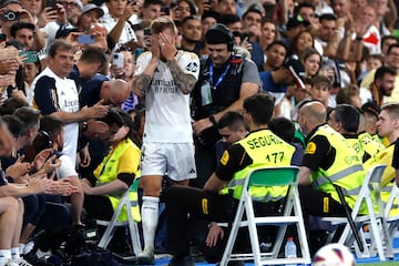 El homenaje en el minuto 86. Ancelotti retira a Kroos del campo y el Bernabéu, en pie, rinde honores al jugador alemán. En la imagen, Toni visiblemente emocionado.