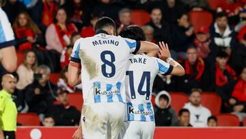 PALMA DE MALLORCA (ESPAÑA), 18/02/2024.- El centrocampista japonés de la Real Sociedad Take Kubo (d) celebra un gol con su compañero Merino, este domingo, durante la jornada 25 de LaLiga EA Sports, entre el Real Mallorca y la Real Sociedad, en el estadio de Son Moix de Palma de Mallorca (Islas Baleares). EFE/ Cati Cladera