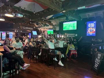 La Peña Madridista Central London vive desde el pub Famous Three Kings el último partido de LaLiga EA Sports 2023-2024 entre Real Madrid y Real Betis.