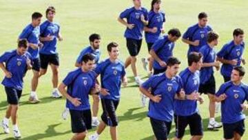 <b>EN GRUPO. </b>La plantilla, ayer, realiza carrera continua en su vuelta a los entrenamientos, en el Rico Pérez.