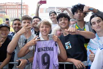 Seguidores del club blanco recibiendo al equipo antes de la final de la Supercopa de Europa que se disputará en la capital finlandesa.