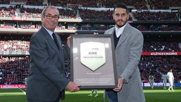 Koke recibe la placa de manos de Adelardo. 