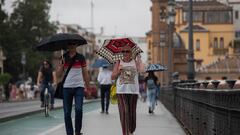 Varias personas caminan bajo sus paraguas el día en que han puesto en aviso amarillo a la Comunidad de Andalucía por tormentas y lluvias. A 13 de septiembre de 2022, en Sevilla (Andalucía, España). La Agencia Estatal de Meteorología (Aemet) ha activado para este martes, desde la madrugada, alerta amarilla por posibilidad de fuertes precipitaciones en las provincias de Córdoba, Huelva, Jaén y Sevilla. En concreto, desde las 00,00 horas de la madrugada de este martes pesa alerta amarilla por fuertes precipitaciones de hasta 15 mililitros de agua por hora en todos los territorios de las provincias de Córdoba, Huelva y Sevilla.
13 SEPTIEMBRE 2022
María José López / Europa Press
13/09/2022