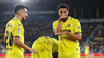 VALENCIA, 17/10/2022.- El delantero del Villarreal Arnaut Danjuma (d) celebra junto a Manu Morlanes (i) tras marcar ante Osasuna, durante el partido de Liga en Primera División que disputan este lunes en el estadio Ciutat de Valencia. EFE/Domenech Castelló
