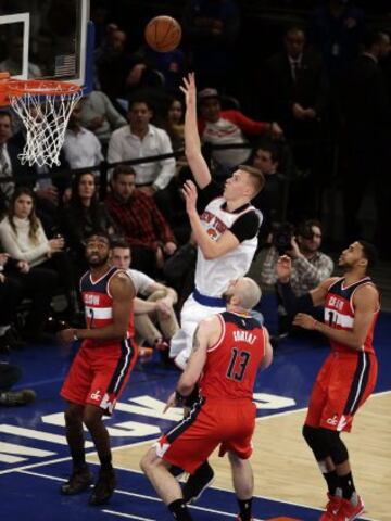 Kristaps Porzingis lanza a canasta.