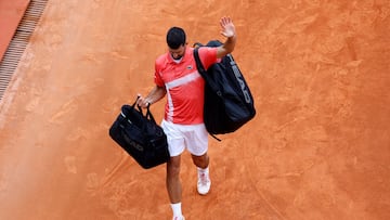 ROQUEBRUNE CAP MARTIN (France), 09/04/2025.- Novak Djokovic of Serbia leaves the court after losing his match against Alejandro Tabilo of Chile at the ATP Monte Carlo Masters tennis tournament in Roquebrune Cap Martin, France, 09 April 2025. (Tenis, Francia) EFE/EPA/SEBASTIEN NOGIER