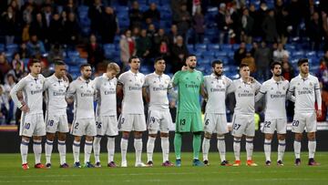 GRA468. MADRID, 30/11/2016.- Los jugadores del Real Madrid en el minuto de silencio por las víctimas del accidente del avión del Chapecoense ayer en Medellín (Colombia), guardado antes del inicio del partido frente a la Cultural Leonesa, de dieciseisavos de final de la Copa del Rey que se juega hoy en el estadio Santiago Bernabéu, en Madrid. EFE/JuanJo Martín