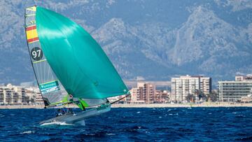 La tripulaci&oacute;n espa&ntilde;ola de la clase 49er. formada por Diego Bot&iacute;n e Iago L&oacute;pez-Marra ya aspira a medalla en el Trofeo Princesa Sof&iacute;a.