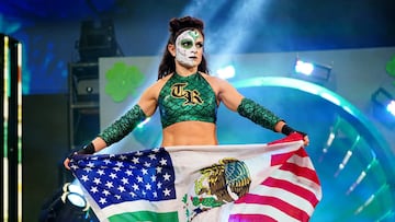 Thunder Rosa hace su entrada en AEW.