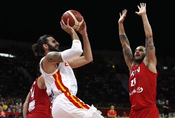 Ricky Rubio defendido por Michael Rostampour. 