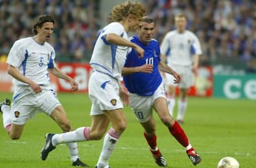 Karpin, exinternacional con Rusia, y Zidane, con la Selección de Francia.