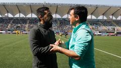 El entrenador de Audax Italiano Juan Jose Ribera, derecha, saluda al entrenador de  Everton Francisco Meneghini durante el partido por la primera division disputado en el estadio Bicentenario La Florida.
Santiago, Chile.