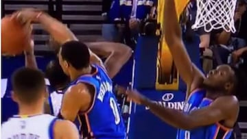 Tap&oacute;n de Westbrook a Durant.