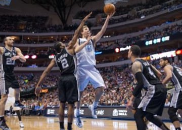 Dirk Nowitzki (41) supera a Kawhi Leonard (2).