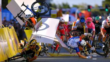 Dylan Groenewegen, Fabio Jakobsen y Marc Sarreau se van al suelo en la caída que se produjo en la llegada de la primera etapa de la Vuelta a Polonia 2020 con final en Katowice.