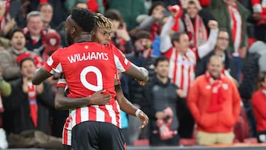 BILBAO (PAÍS VASCO), 13/03/2025.- El delantero del Athletic Nico Williams (atrás) celebra con su hermano Iñaki Williams tras anotar un gol, el primero de su equipo, este jueves, durante el partido correspondiente a la vuelta de los octavos de final de la Europa League, entre el Athletic de Bilbao y la Roma, en el estadio de San Mamés de Bilbao. EFE/ Luis Tejido