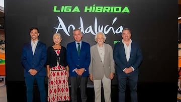 La consejera de Cultura y Deporte de la Junta de Andalucía, Patricia del Pozo y el alcalde de Sevilla, José Luis Sanz, en la presentación de la Liga Híbrida Andalucía