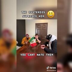 Rey y Dominik Mysterio sorprenden a un fan en su casa