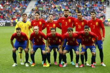 Once de España con Iker Casillas, Marc Bartra, Bellerín Piqué, Bruno, Morata, Azpilicueta, Iniesta, Fábregas, Silva y Nolito.