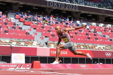 Damian Warner cruza la línea de meta en el momento en el que gana la final de 110m vallas de la prueba combinada de decatlón.