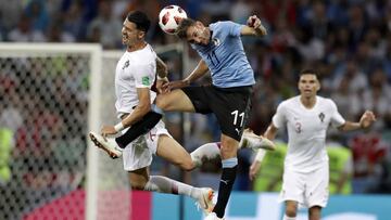 Stuani salta al lado de Fonte durante el Uruguay-Portugal de octavos de final.