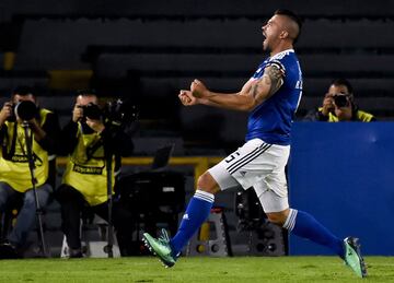 Independiente empató gracias al gol de Emmanuel Gigliotti y Andrés Cadavid puso arriba a Millonarios. Al final, fue 1-1 en Bogotá. El equipo azul está obligado a ganar en Sao Paulo ante Corinthians.