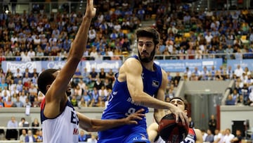 GRAF3545. BURGOS, 02/10/2019.- El alero del San Pablo Burgos Alex Barrera (c) entra a canasta ante el argentino Juan Pablo Vaulet (d) y del dominicano Eulis Báez, ambos del Baxi Manresa durante el partido de baloncesto de la Liga Endesa correspondiente a la jornada segunda. EFE/Santi Otero
