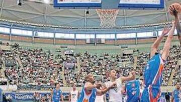 <b>SUPERIORIDAD. </b>Hamilton controla un rebote en pugna con Alzamora. El Madrid ganó con claridad la batalla de las zonas.