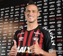 Anderson Plata luce con emoción la camiseta de Paranaense