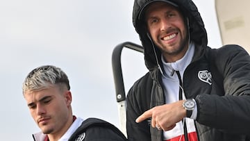 Chavarría y Lejeune bajan del avión en Polonia.